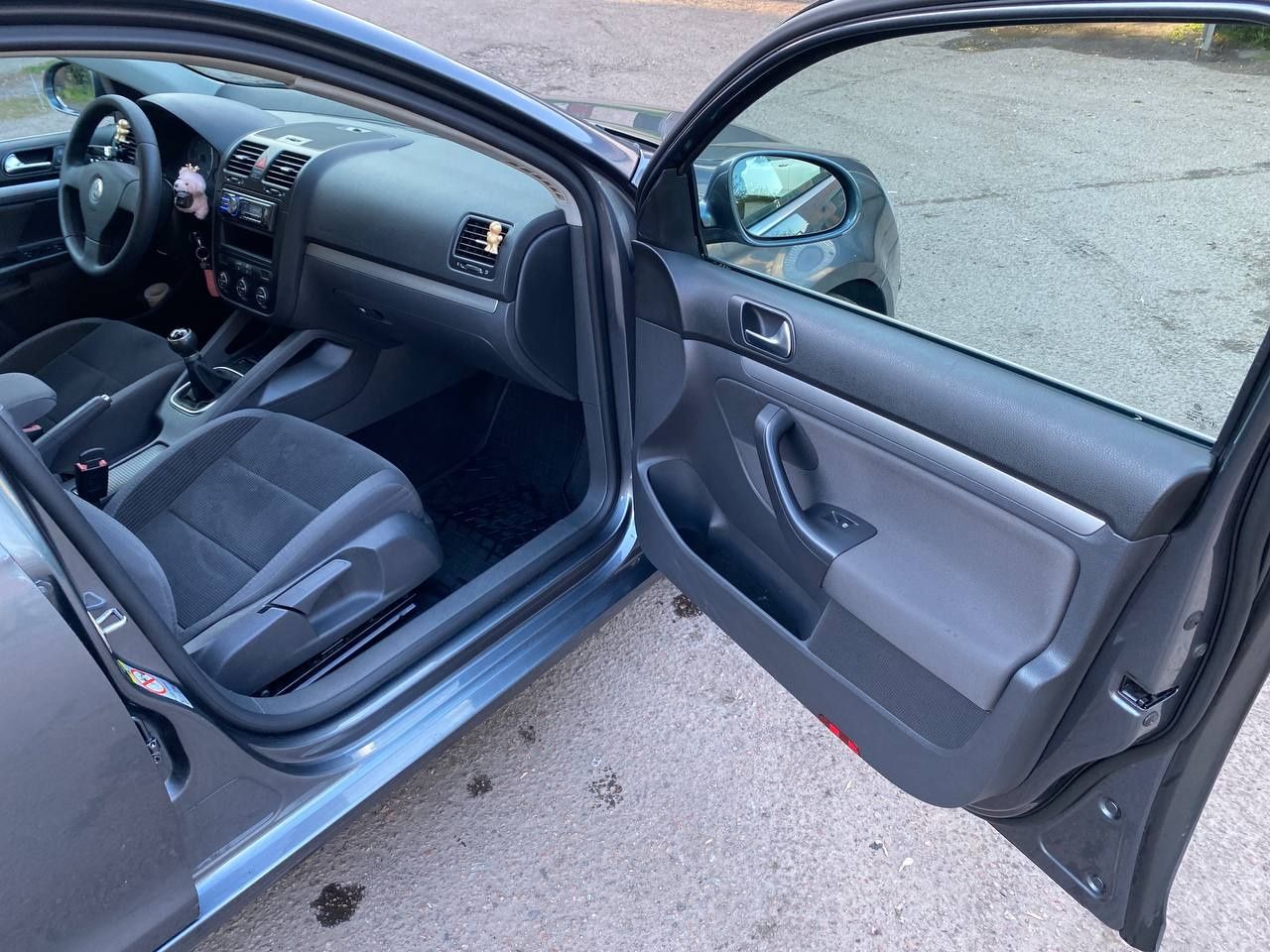 Автомобиль Volkswagen Jetta 5 2008 1,4 turbo