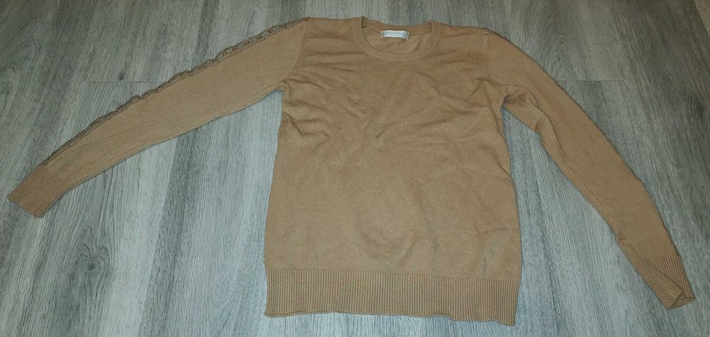 Sweter z wycięciami na rękawach