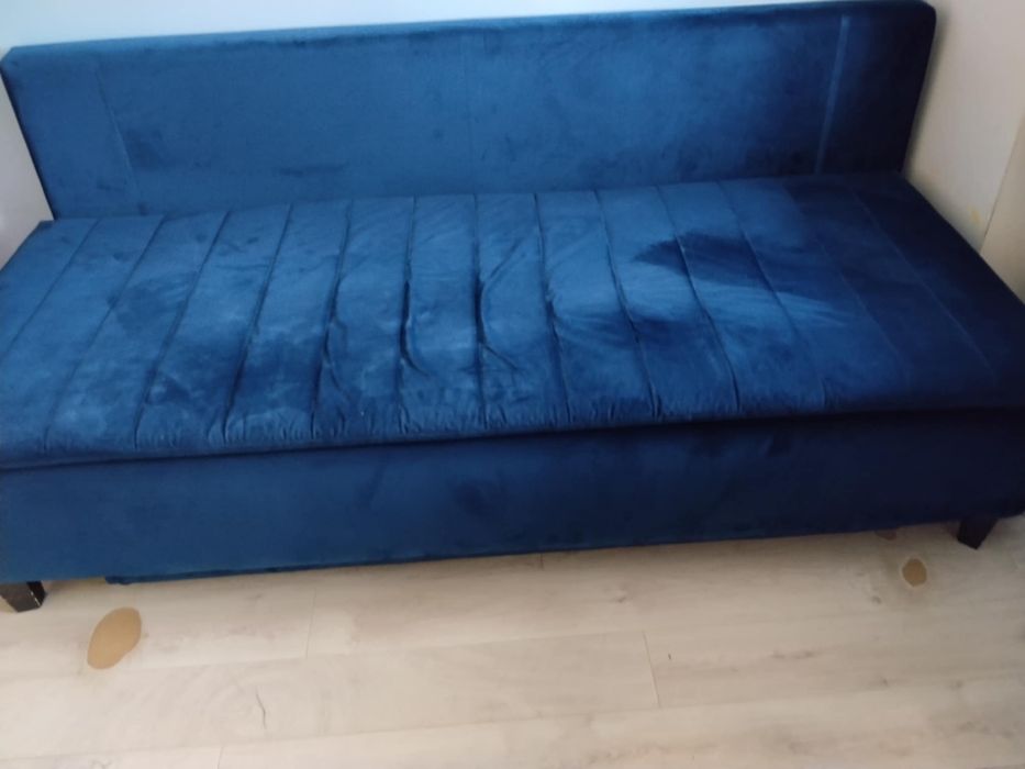 Granatowa sofa rozkladana
