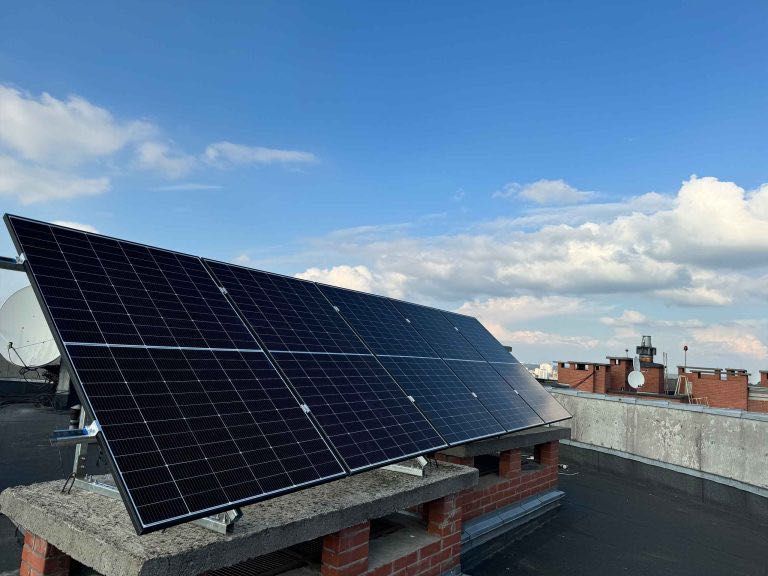 Монтаж инвертора  сонячних солнечных панелей. Сонячні панелі. Deye