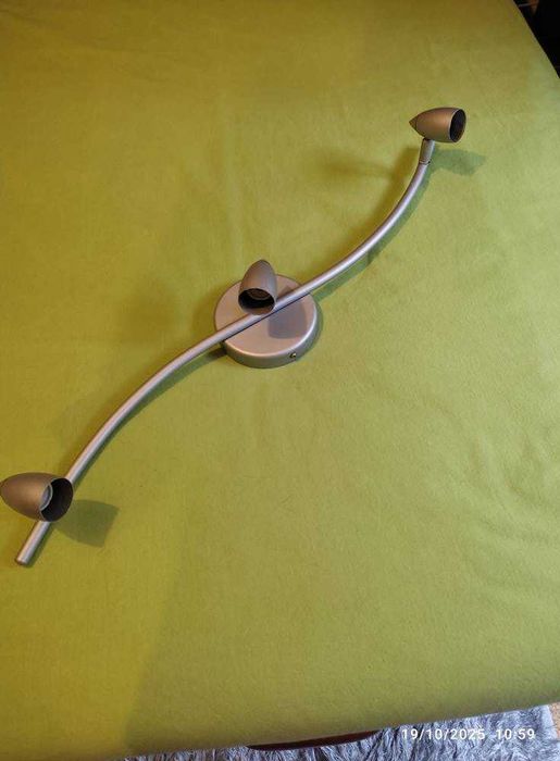 Candeeiro calha com 3 lampadas Led INCLUIDAS no preço