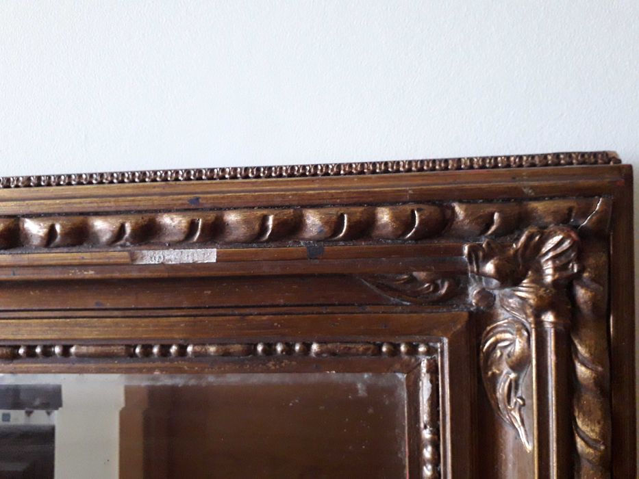 Espelho antigo em madeira com decoração em gesso