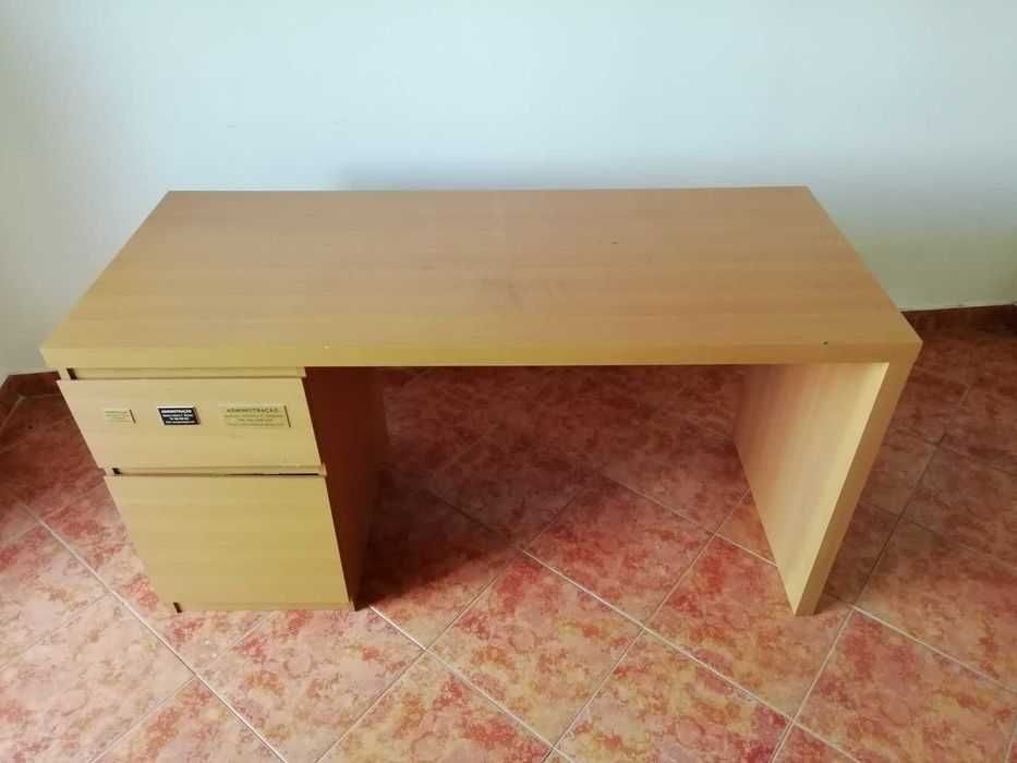 Mesa de madeira cor faia