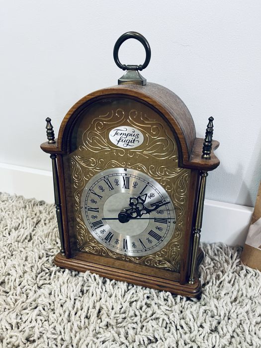 Antyczny zegar tempus fugit drewno