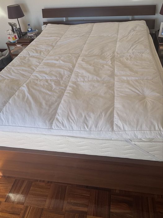 Cama King size e 2 mesas de cabeceira