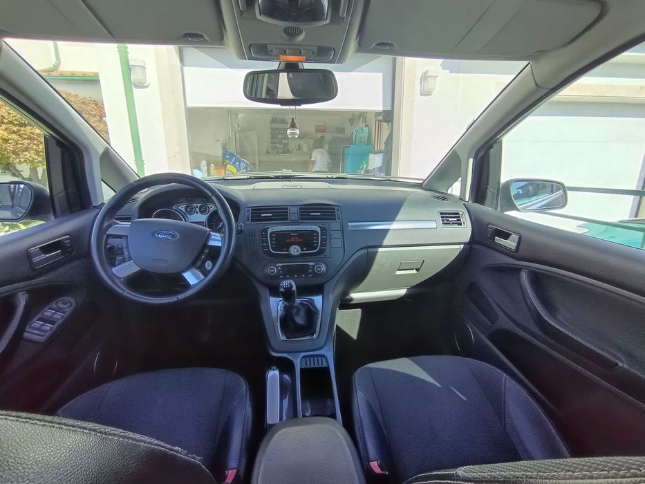 Carrinha Ford C-max muito bem estimada