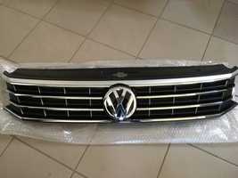 Решетка радиатора з значком на VW Passat B8 2016- 561853653C