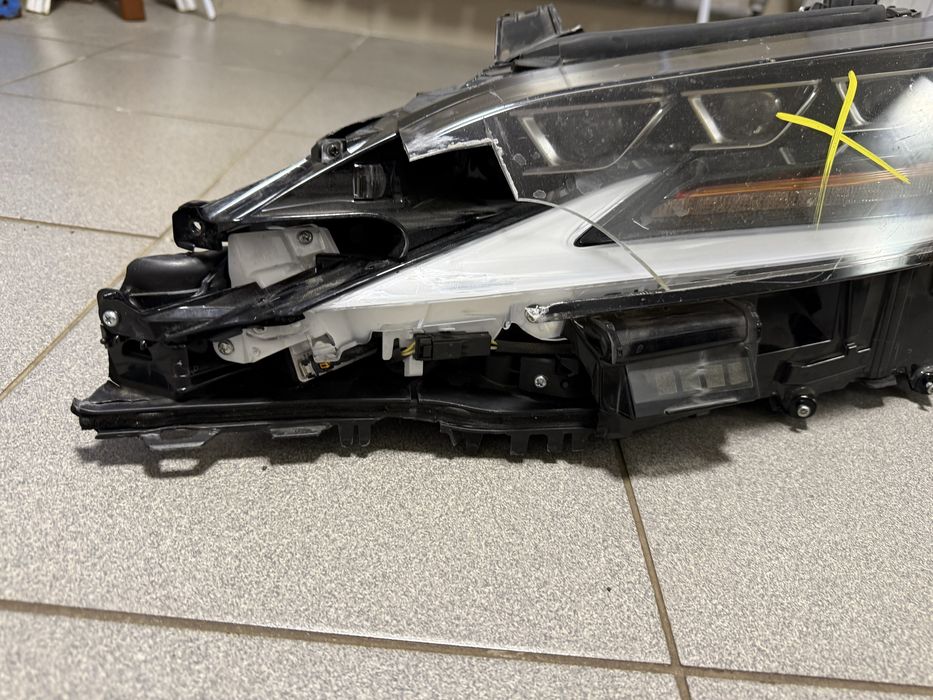 Продам оригинальную фару с Lexus ES 2021 USA