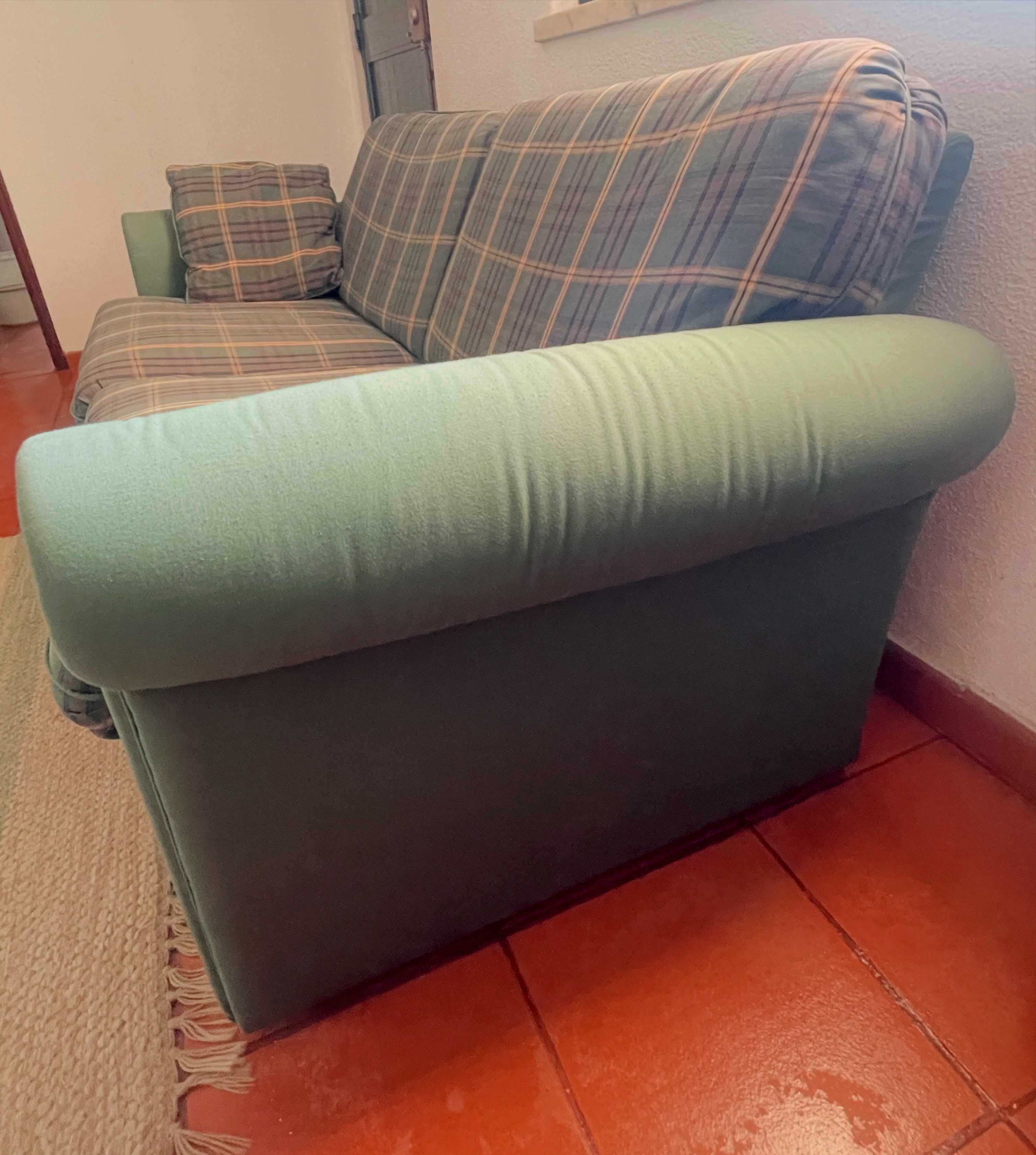 Sofá cama e 2 poltronas em tecido