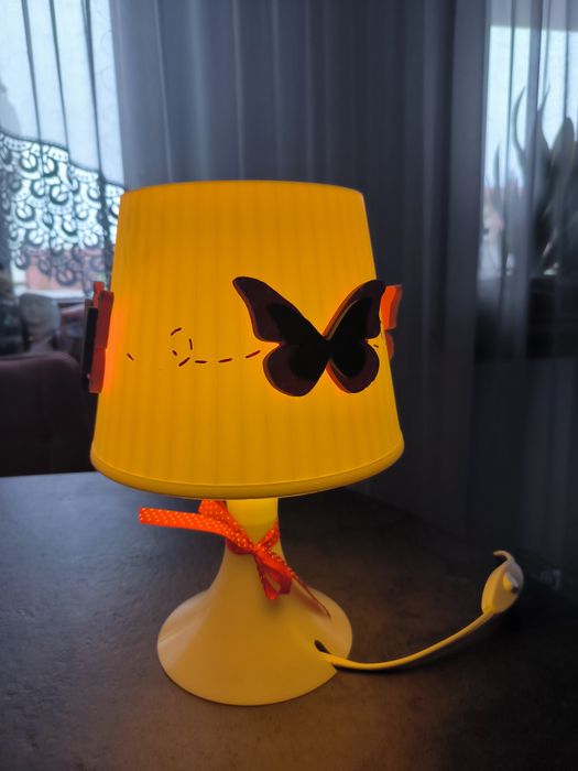 Lampka do pokoju dziewczynki. Nie ma jednego motylka.