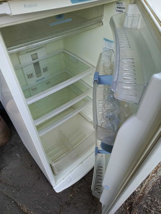 Холодильник Whirlpool под ремонт.