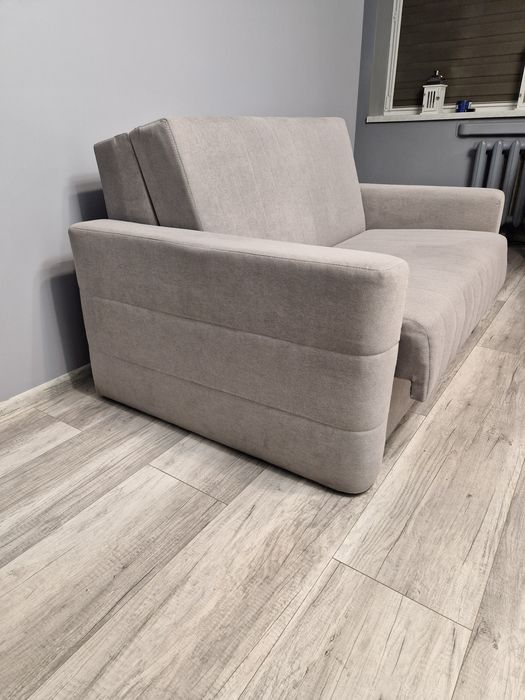 Sofa rozkładana z pojemnikiem na pościel