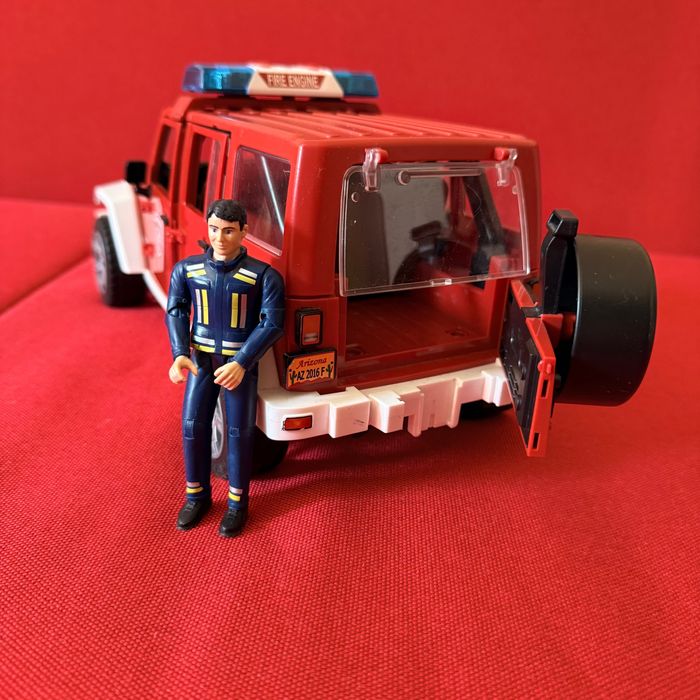 Пожежна машинка Bruder Jeep з фігуркою