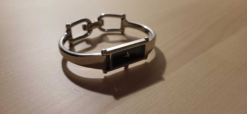 GUCCI 1500L Luksusowy zegarek damski Czarna tarcza  Srebrny pasek