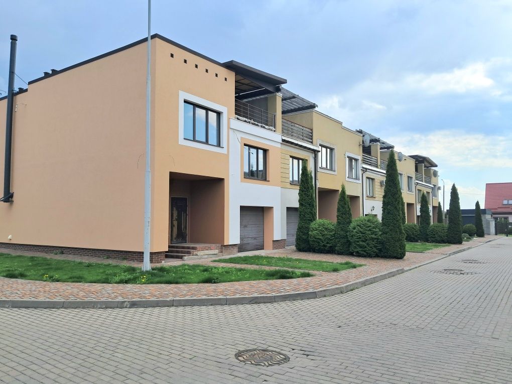 Продам котедж з гаражем в елітному районі!