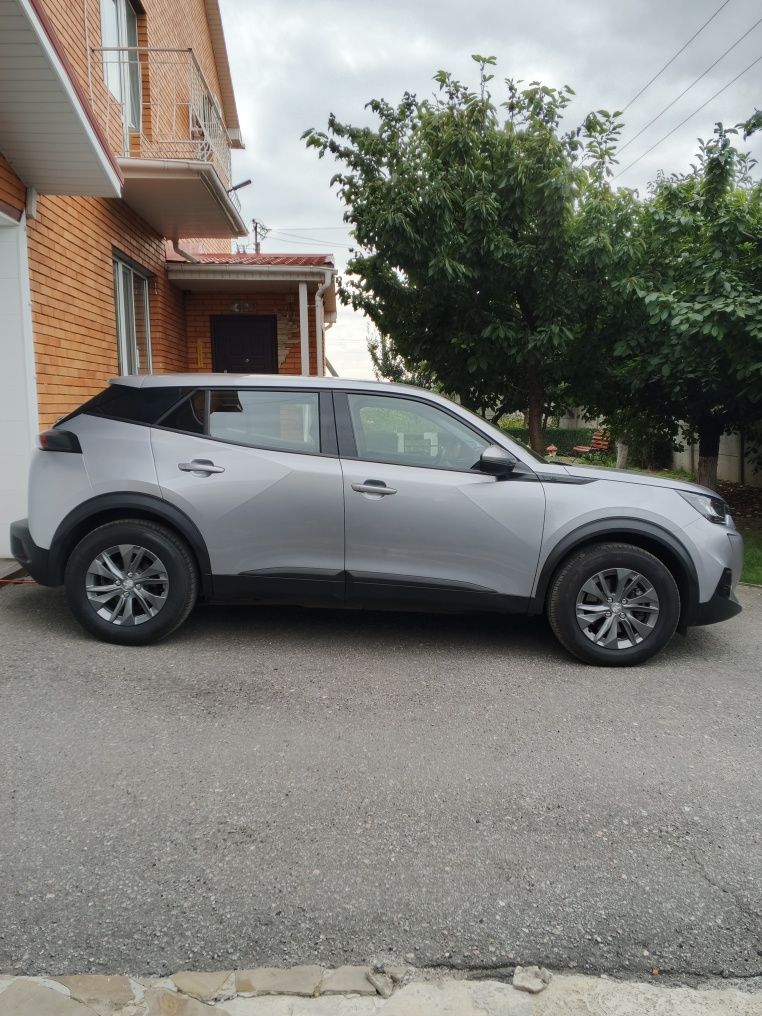 Peugeot e 2008         .