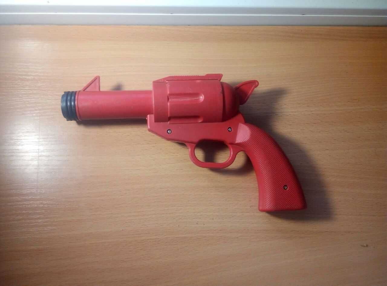 Игрушечный пластиковый  пистолет времен СССР
