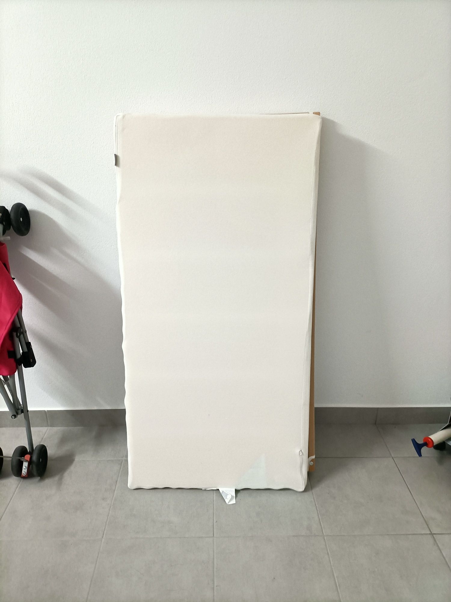 Cama de bebê do IKEA impecável