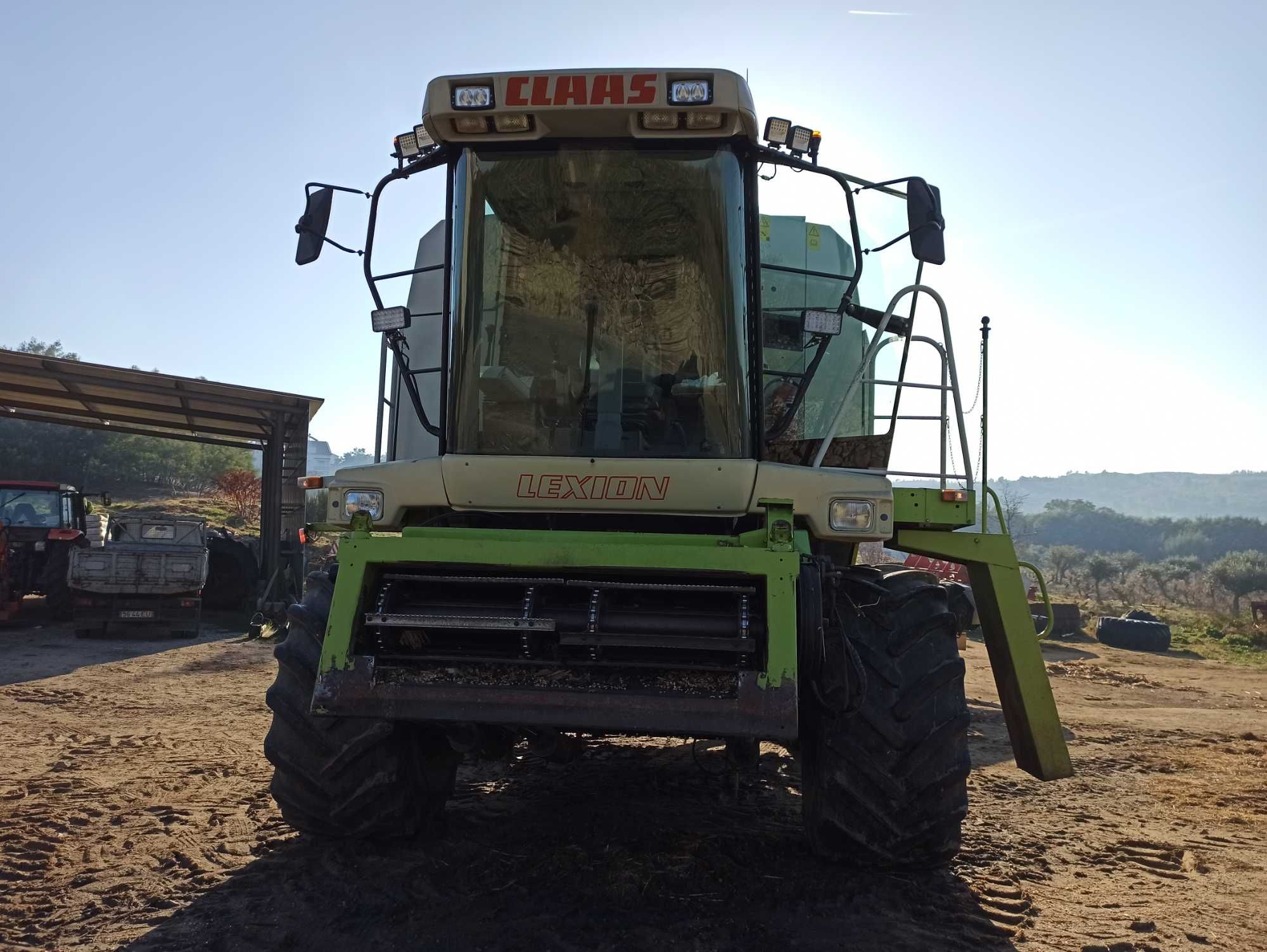 Ceifeira Claas Lexion 450 4x4 com auto-contour