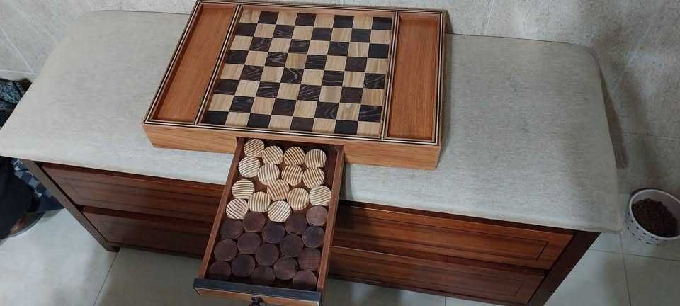 Jogo de tabuleiro de damas artesanal
