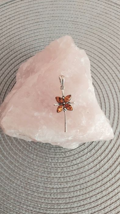 Srebrna zawieszka krzyżyk z bursztynem.