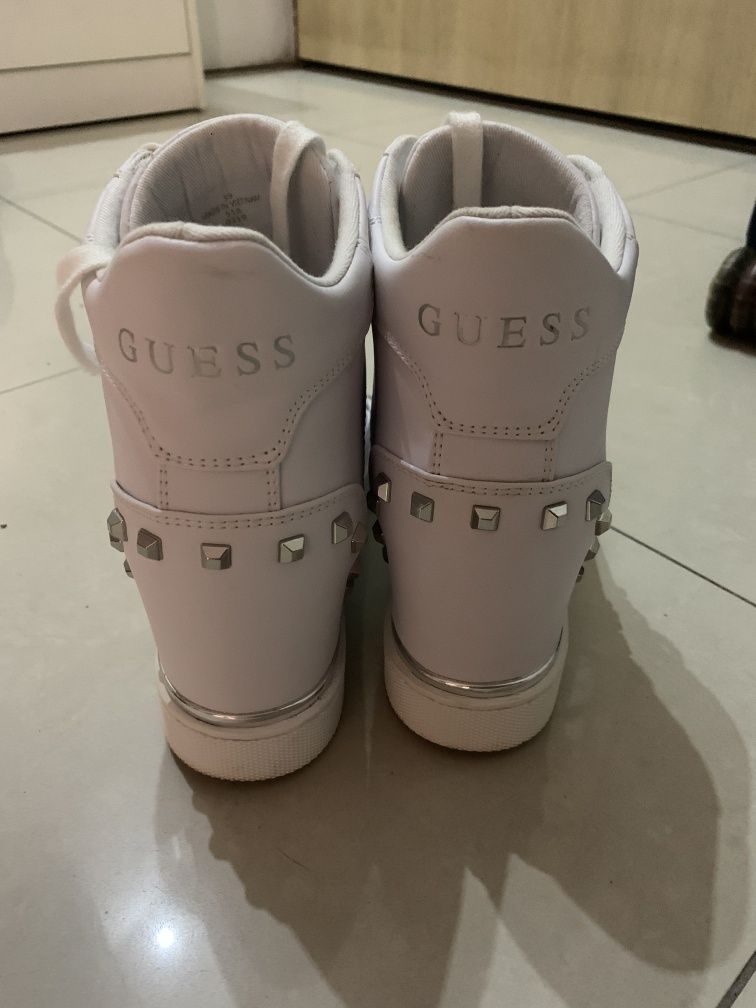 Sneakersy damskie białe Guess koturn ćwieki
