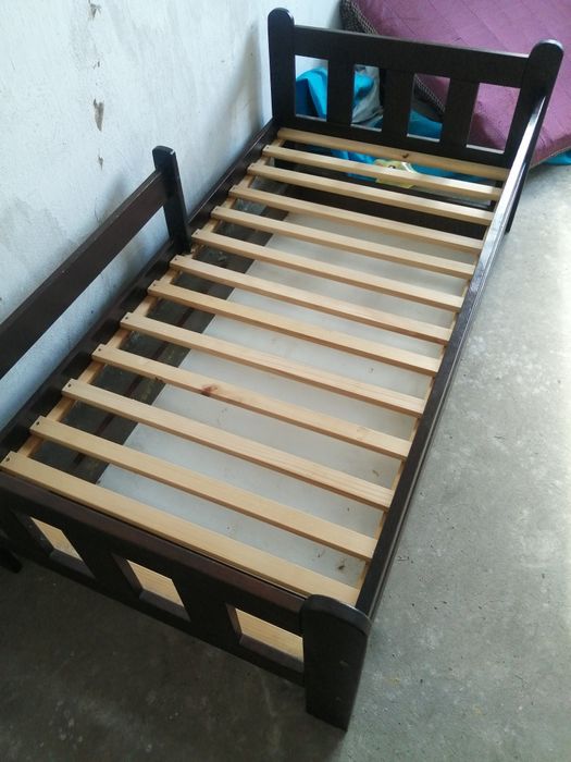 Łóżko dziecięce drewniane.