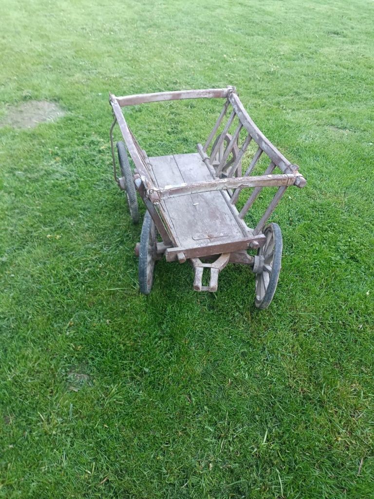 Stary drewniany wózek antyk