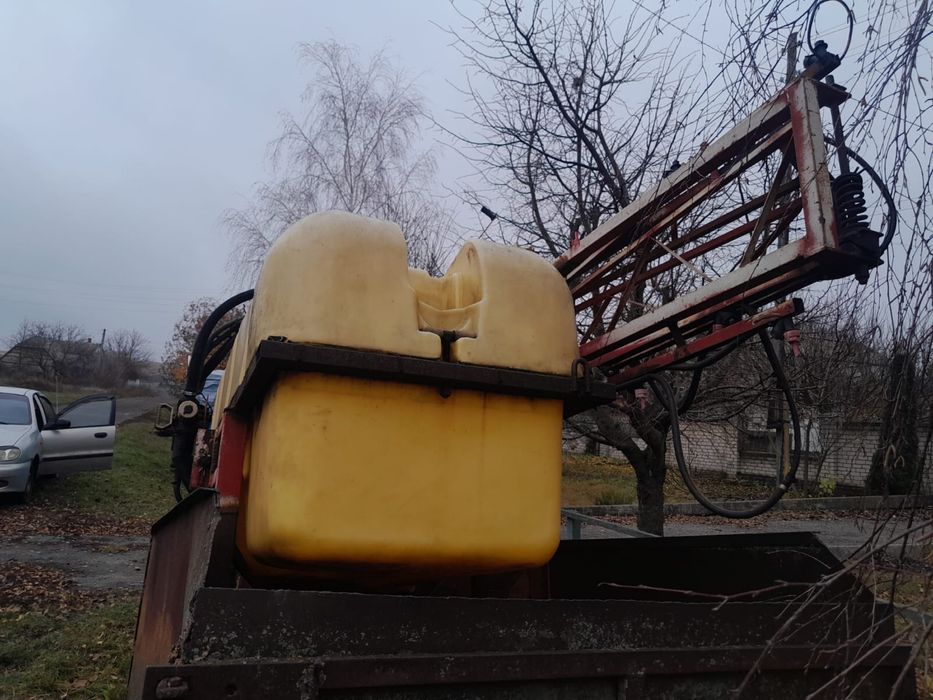 Навісний оприскувач на 800 літрів