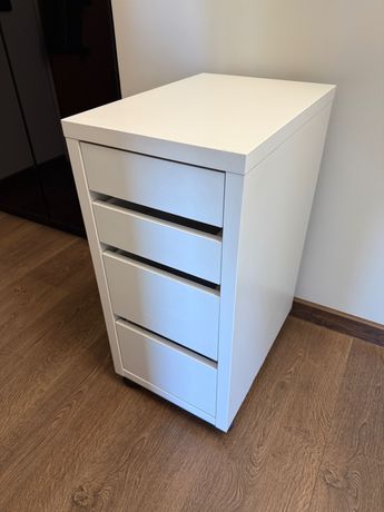 Szafka z czterema szufladami.