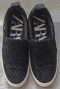 Czarne wsuwane buty dziewczęce lub damskie w rozmiarze 38 firmy Zara.