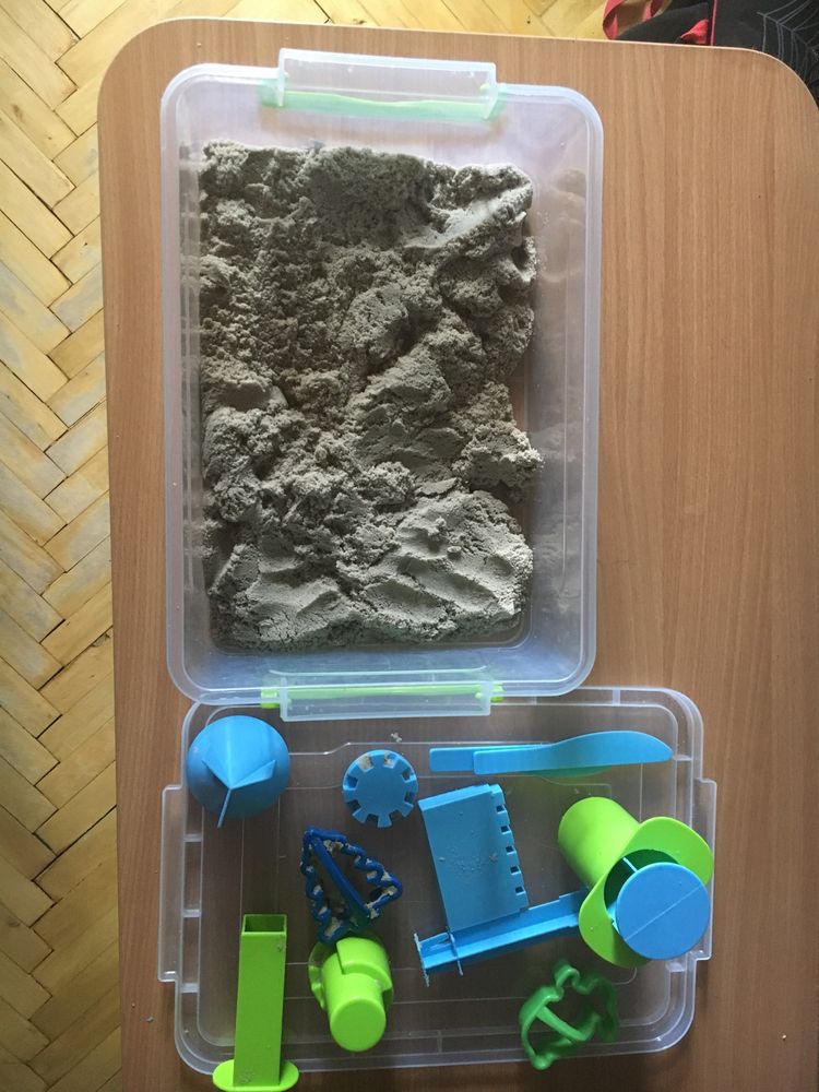 Кінетичний пісок з формами в контейнері