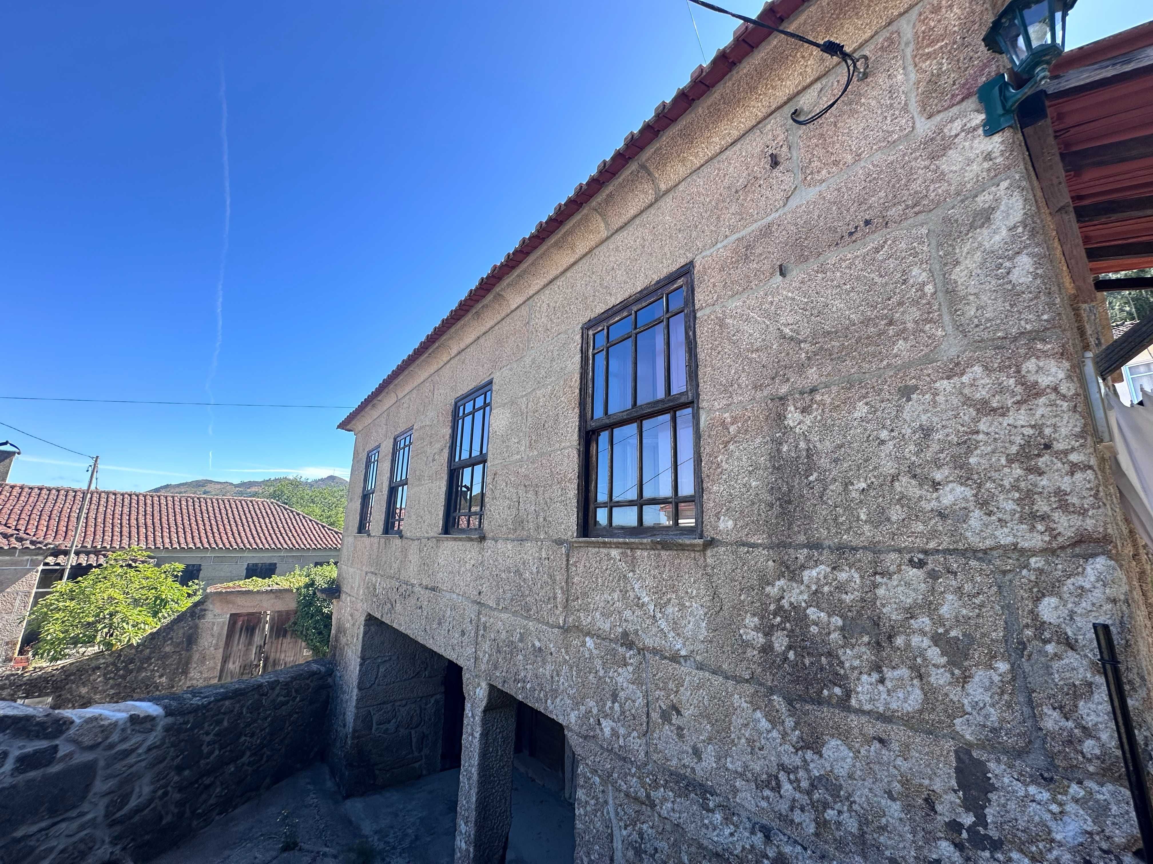 Refúgio Rural – Moradia em Pedra com Muito Potencial