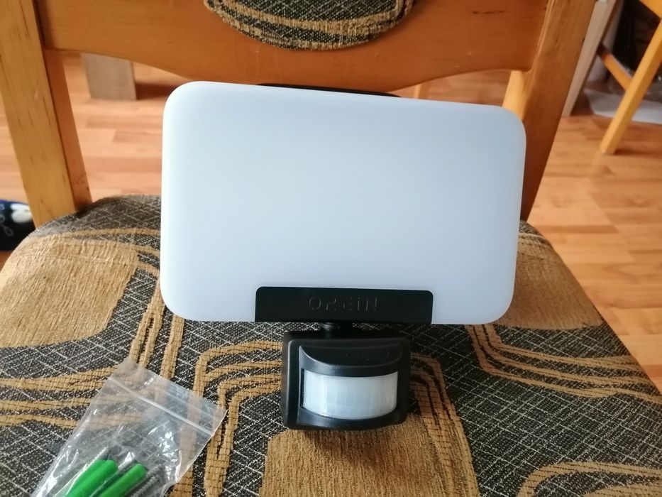 Reflektor LED z czujnikiem ruchu na zewnątrz,wodoszczelność IP65