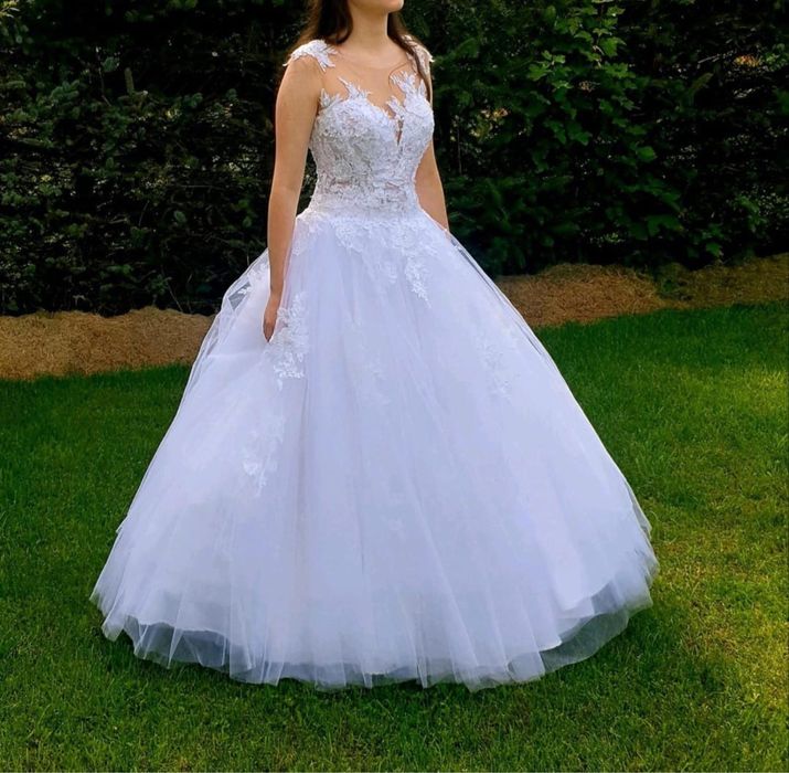 Suknia ślubna r. 36/38. Cena do negocjacji.