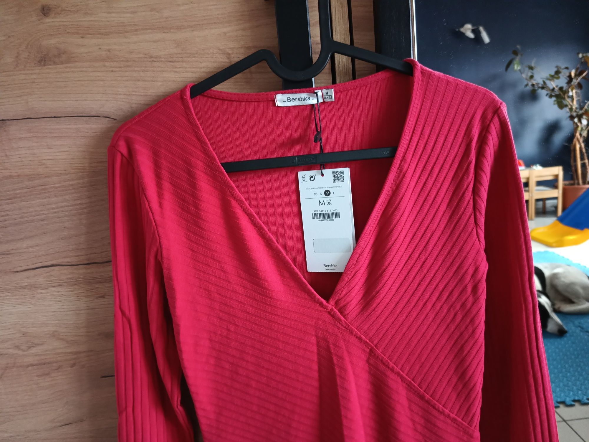 Bershka mini sukienka czerwona asymetryczna M