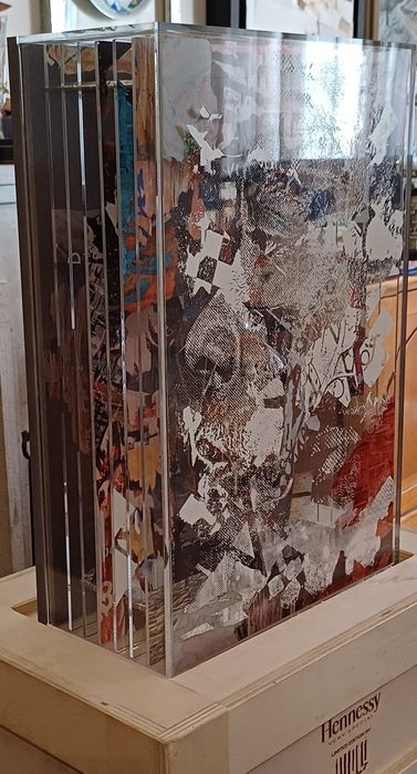VHILS Alexandre Farto  Caixa multidimensional em resina  "Hennessy"
