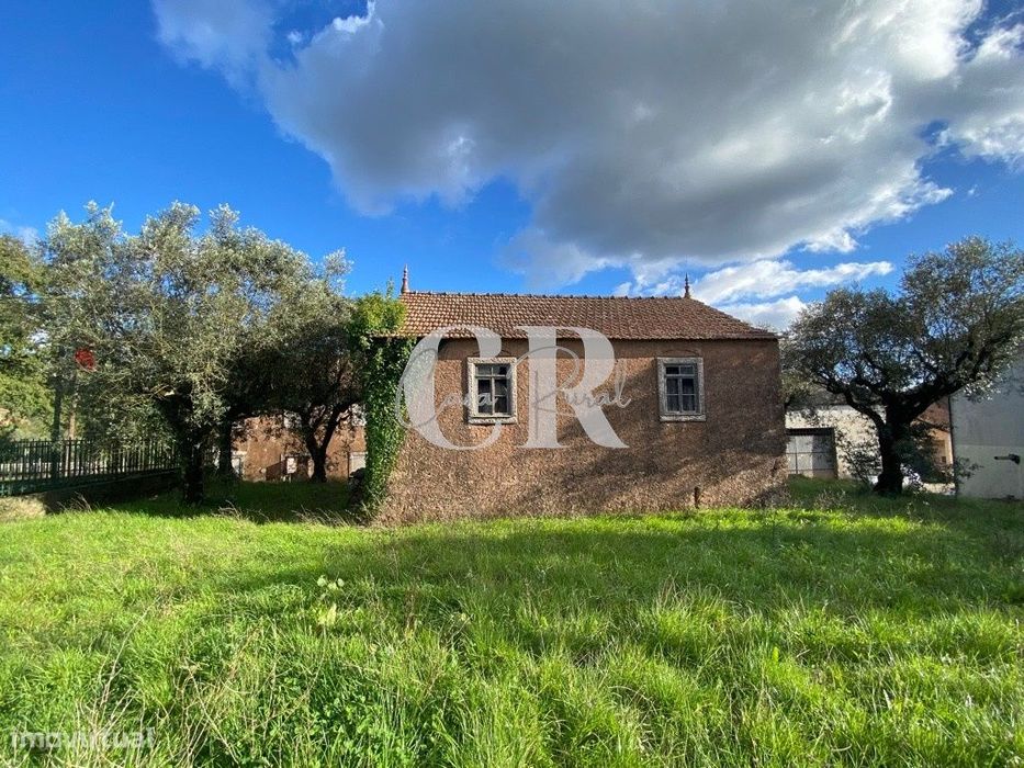 Casa de campo isolada em pedra com terreno