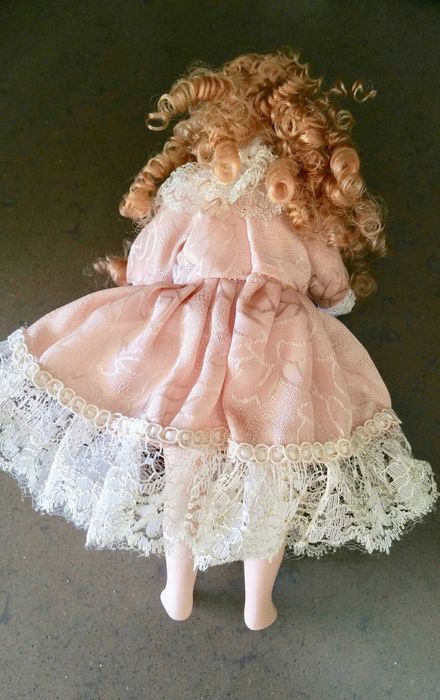 Boneca antiga em porcelana