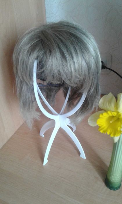 Продам  красивый парик с подставкою