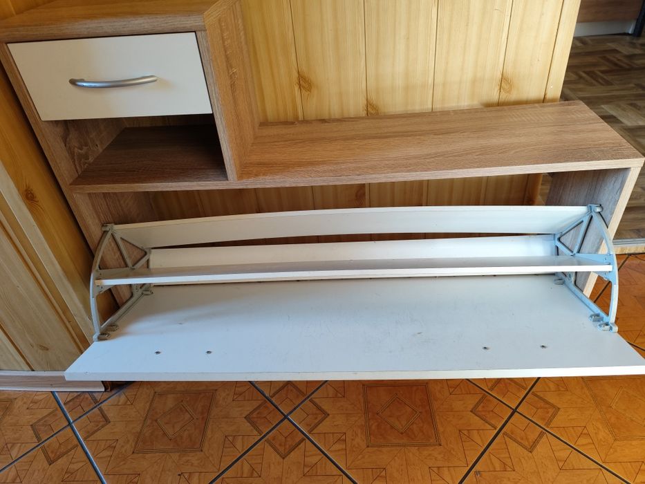 Szafka z wieszakiem i lustrem