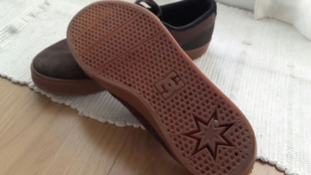 Sapatos castanhos DC 40
