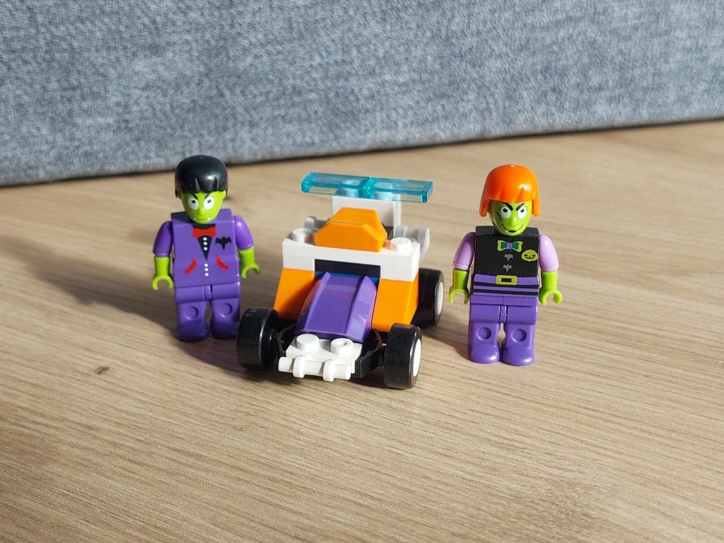 Klocki LEGO zestaw Halloween, samochód i 2 figurki