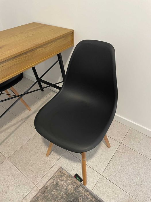 Secretária com cadeiras