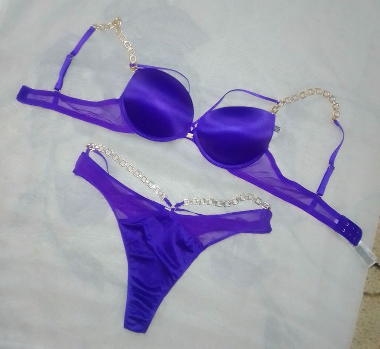Комплект Бюстгальтер и Стринги с металлической фурнитурой