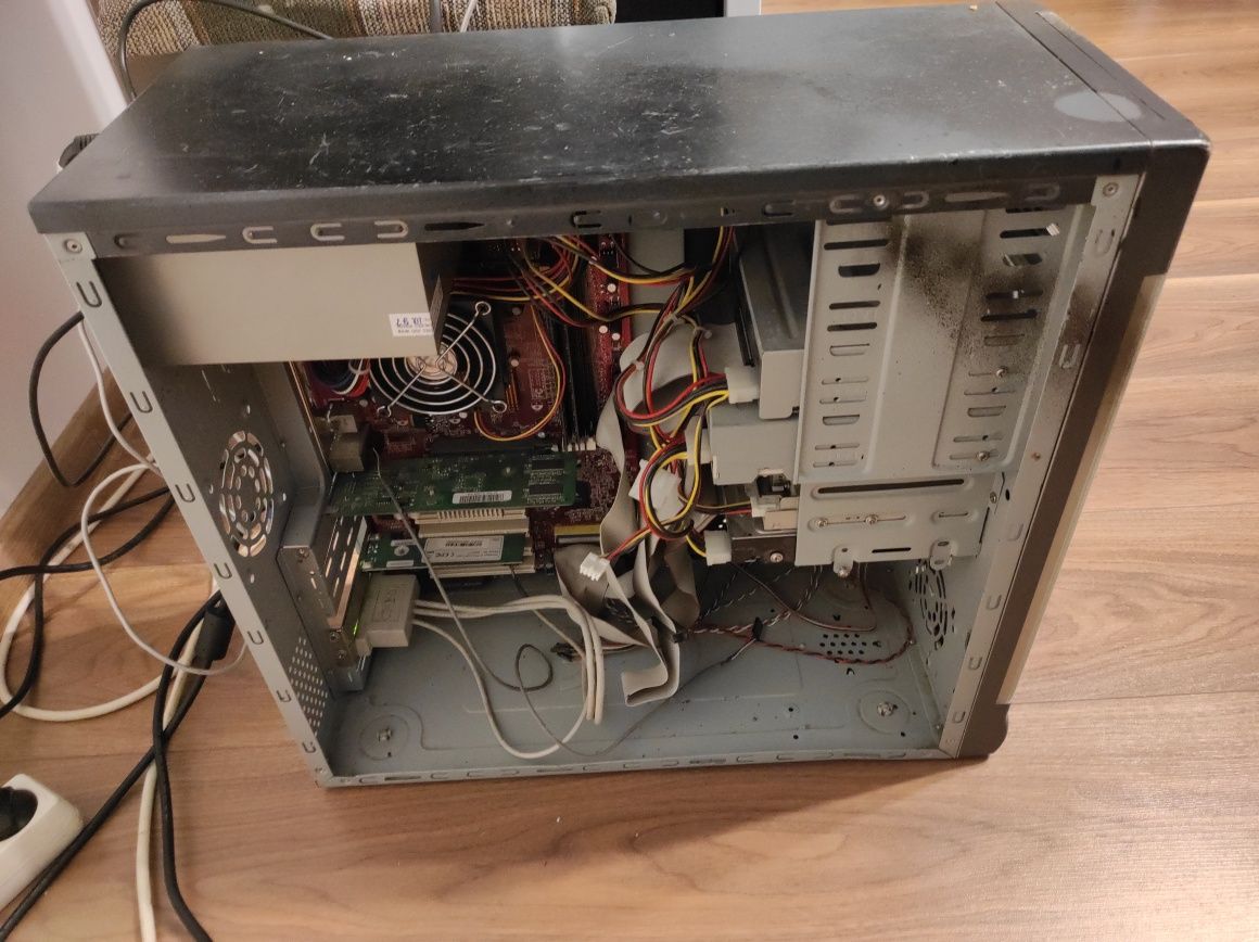 Zestaw komputerowy AMD + monitor 17 cali, klawiatura, mysz