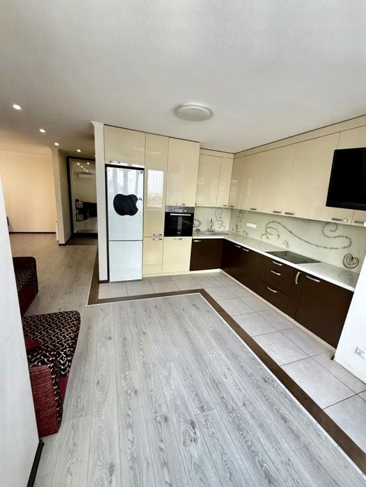 Простора 3-кімнатна квартира 100 м² з якісним ремонтом Олени Пчілки 8