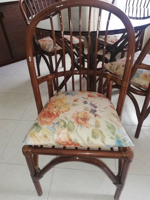 Lindíssima mesa de refeição em bambu castanho envernizado