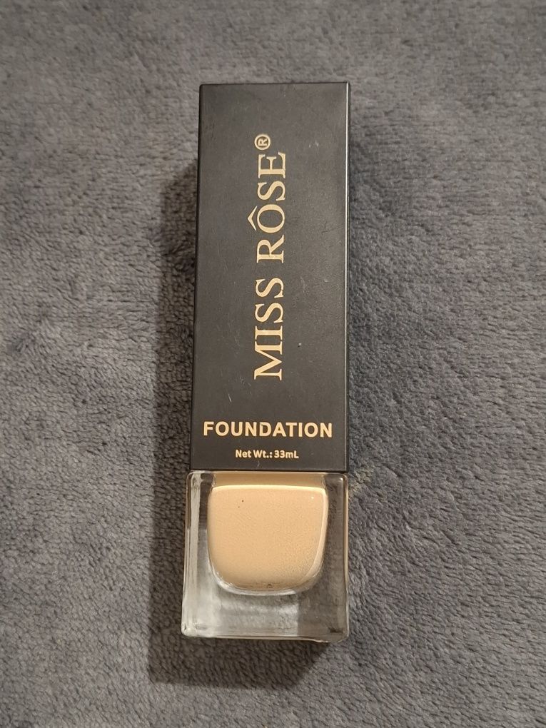 Full coverage foundation Miss Rôse
