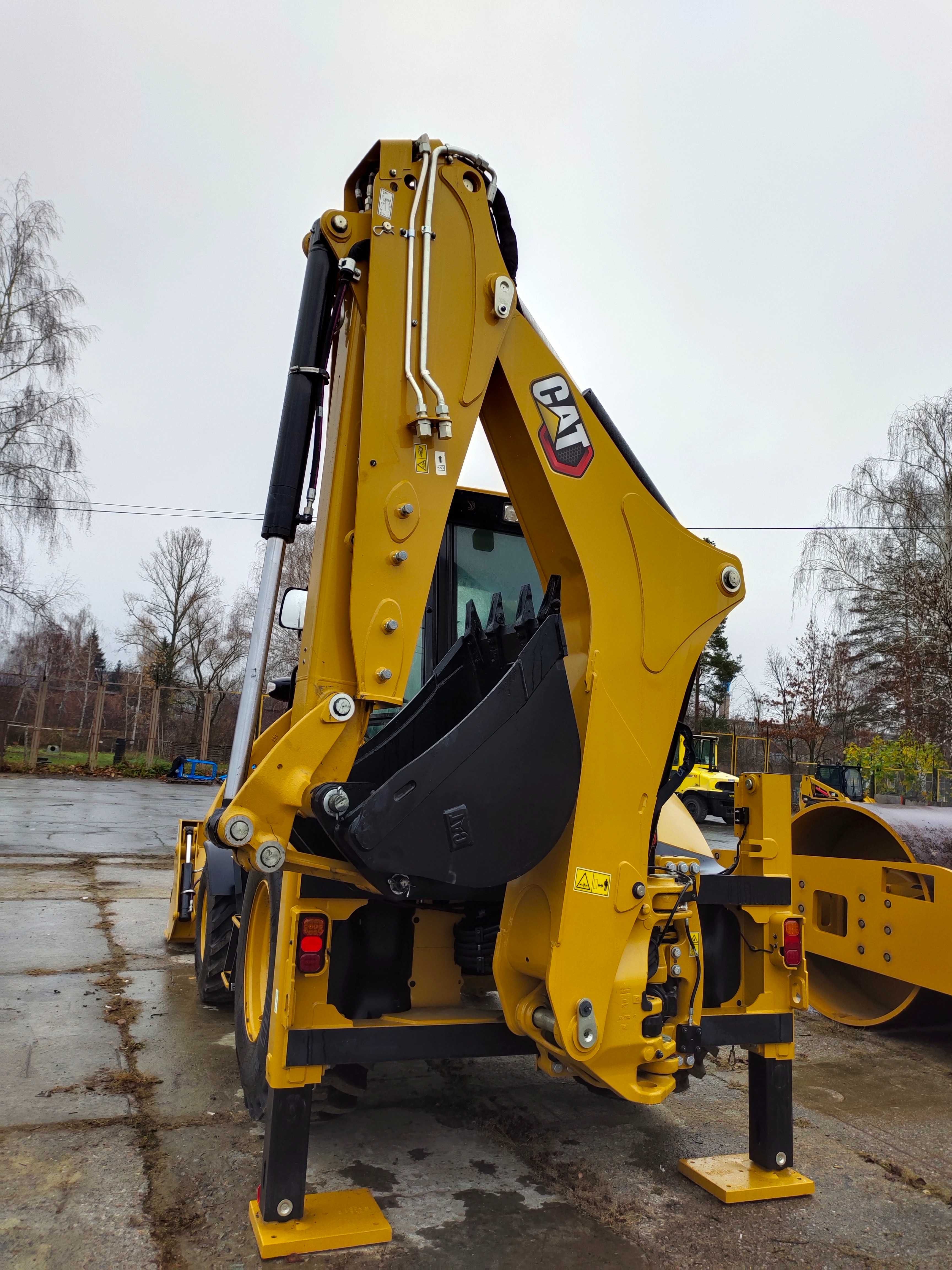 Новий екскаватор-наватажувач CATERPILLAR 428